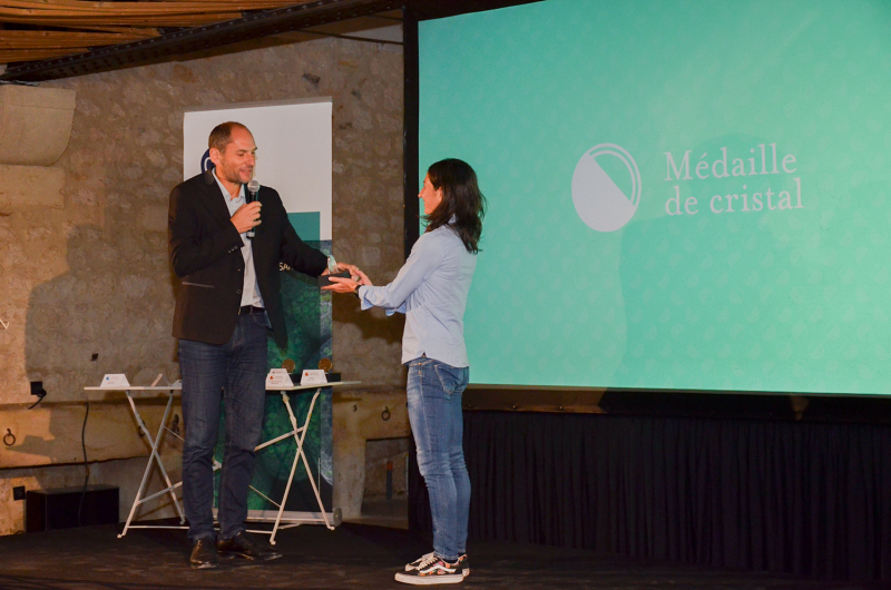 Vincent Poireau remet la médaille de cristal du CNRS à Luisa Arrabito