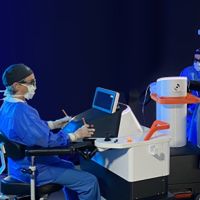 Un chirurgien installé près du robot AcuSurgical